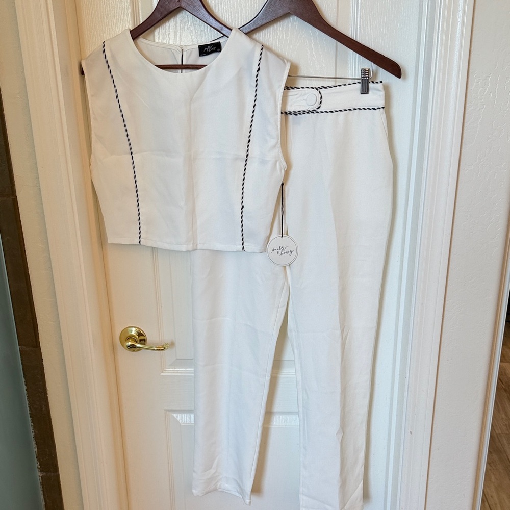Elegant White Sleeveless Top and Pants Set